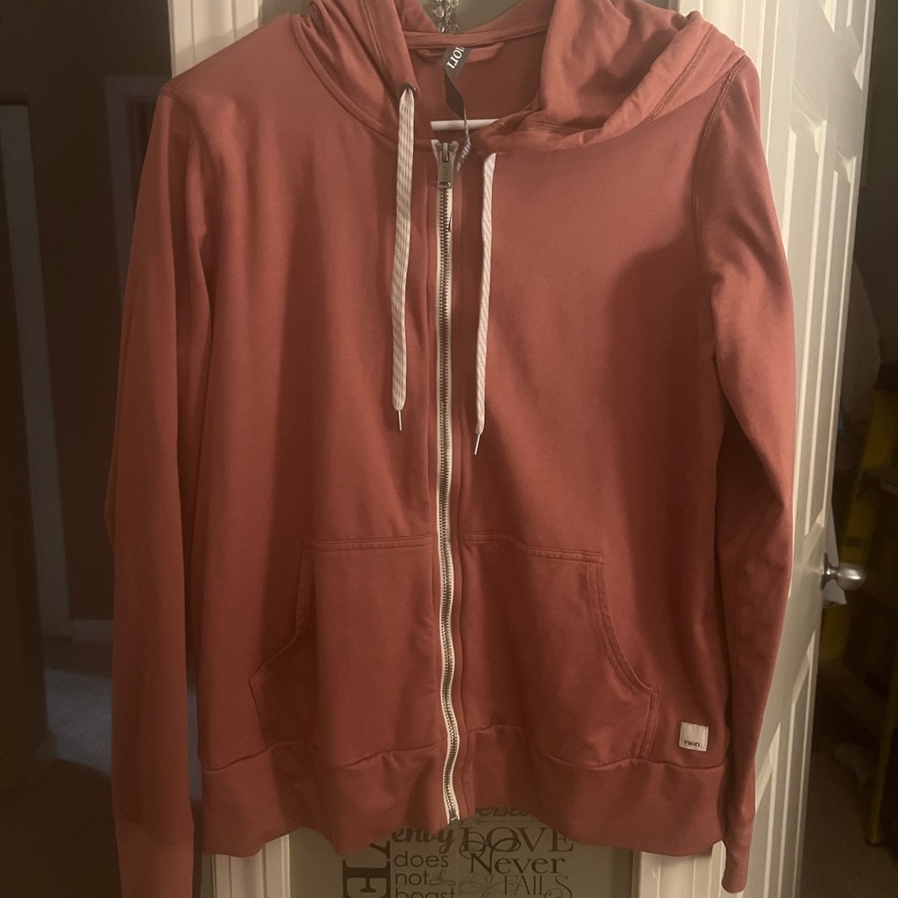 Vuori Halo Performance Hoodie in Tanarind Heather